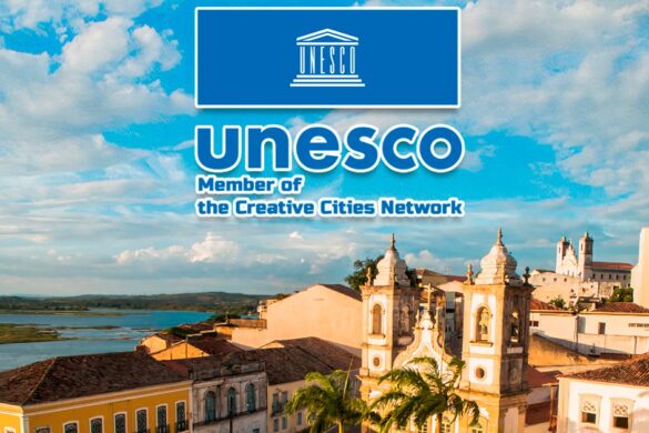 Mayor Ronaldo Lopes receives an official letter from UNESCO with Penedo’s designation as a Cinema Creative City